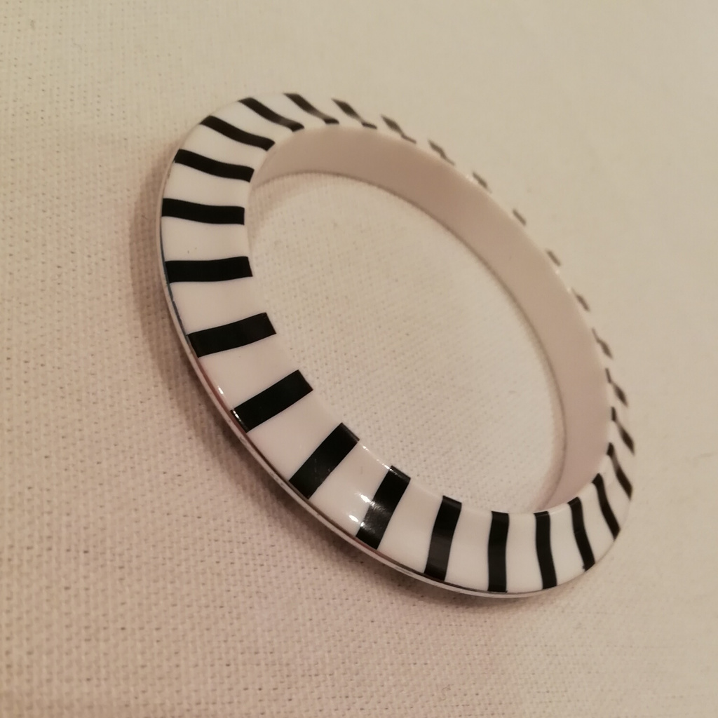 Retro armband plast vit-svart randigt op-mönstrat med silverkant
