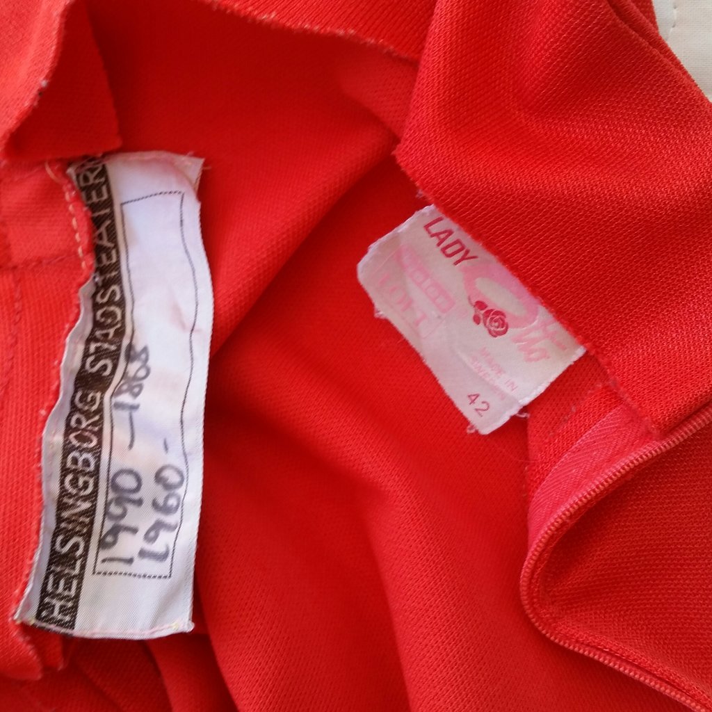 Retro röd syntet­klänning 70-tal