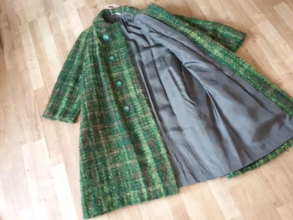 Retro grön kappa i bouclé hemmavävd och sydd raglanskuren 60-tal 70-tal