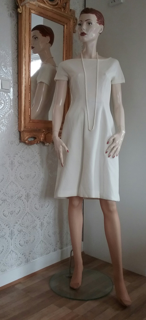 Vintage vintervit crimplene-klänning insvängd midja 60-tal