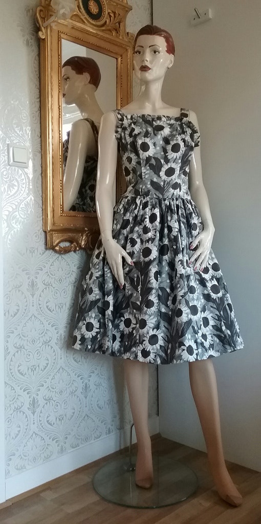 Vintage brun-grå blommig klänning vid kjol Rockabilly 50-tal 60-tal -  Vintage Corner Österlen