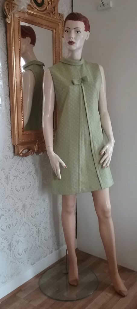 Retro vintage grön crimpleneklänning med silvertrådar och rosett fram 60-tal