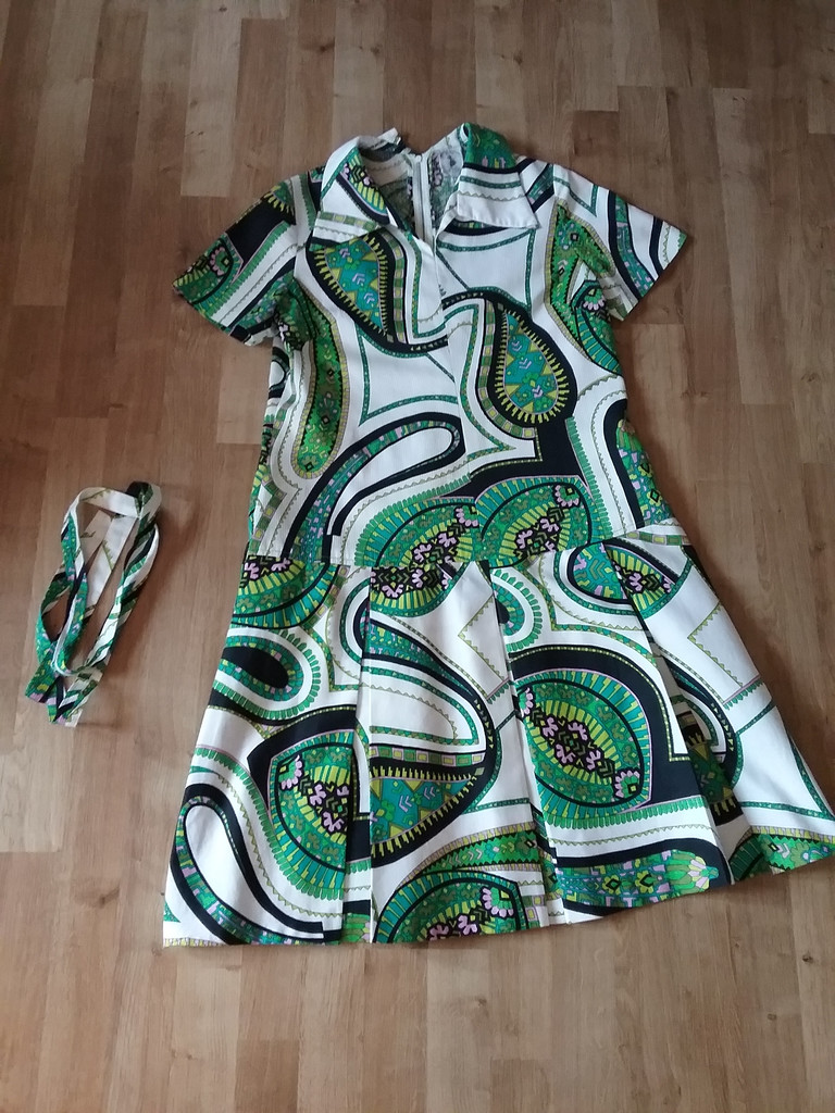 Retro vintage vit- och grönmönstrad klänning Bröderna Magnusson 60-tal 70-tal