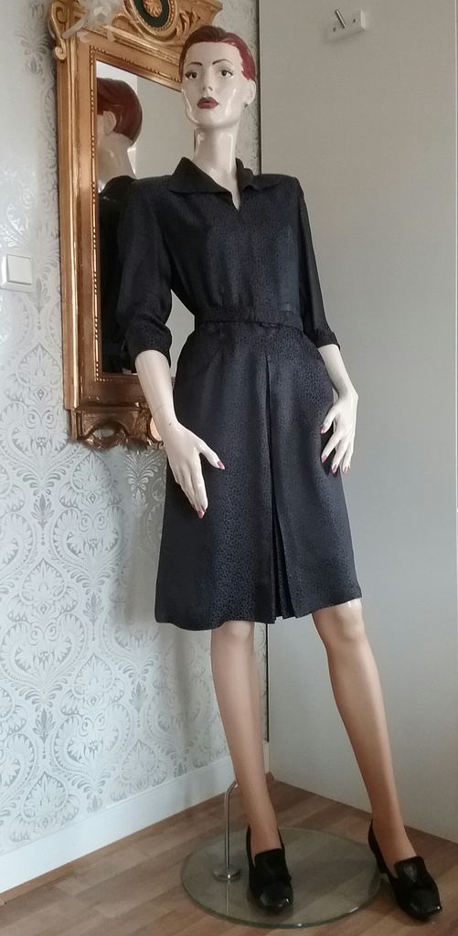 Vintage svart lila mönstrad klänning snävare kjol med veck 40-tal 50-tal