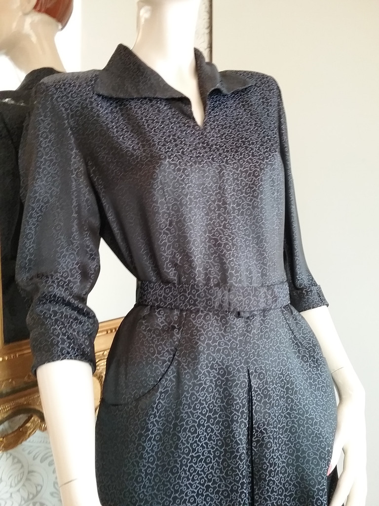 Vintage svart lila mönstrad klänning snävare kjol med veck 40-tal 50-tal
