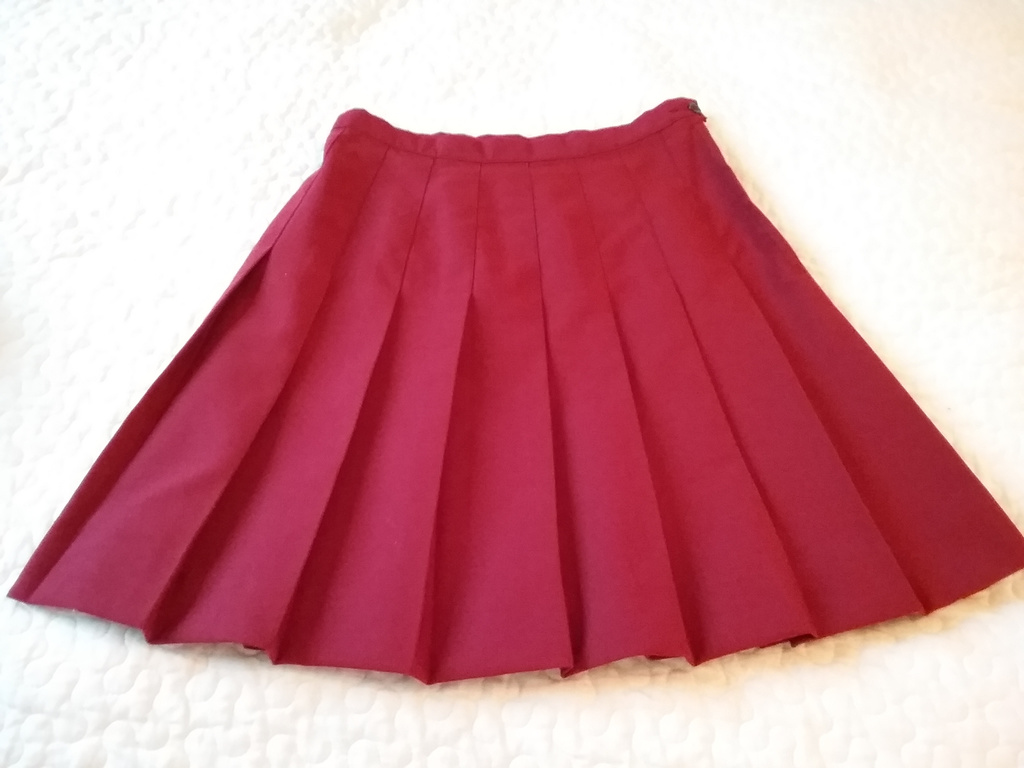 Vintage retrokort veckad kjol i mörkt rött 70-tal 80-tal