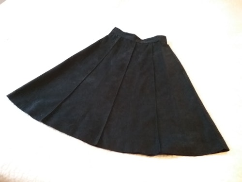 Svart klockad kjol alcantara mockaliknande material 60-tal 70-tal