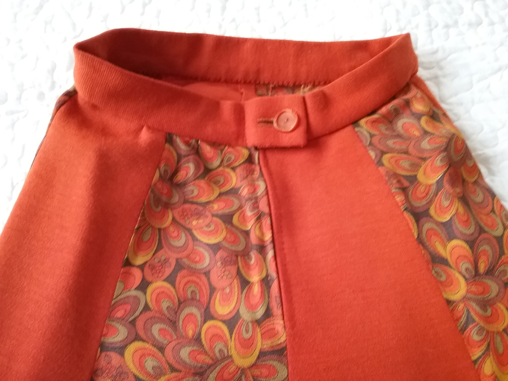 Vintage retro klockad kortkort kjol i orange och mönstrad orange 60-tal