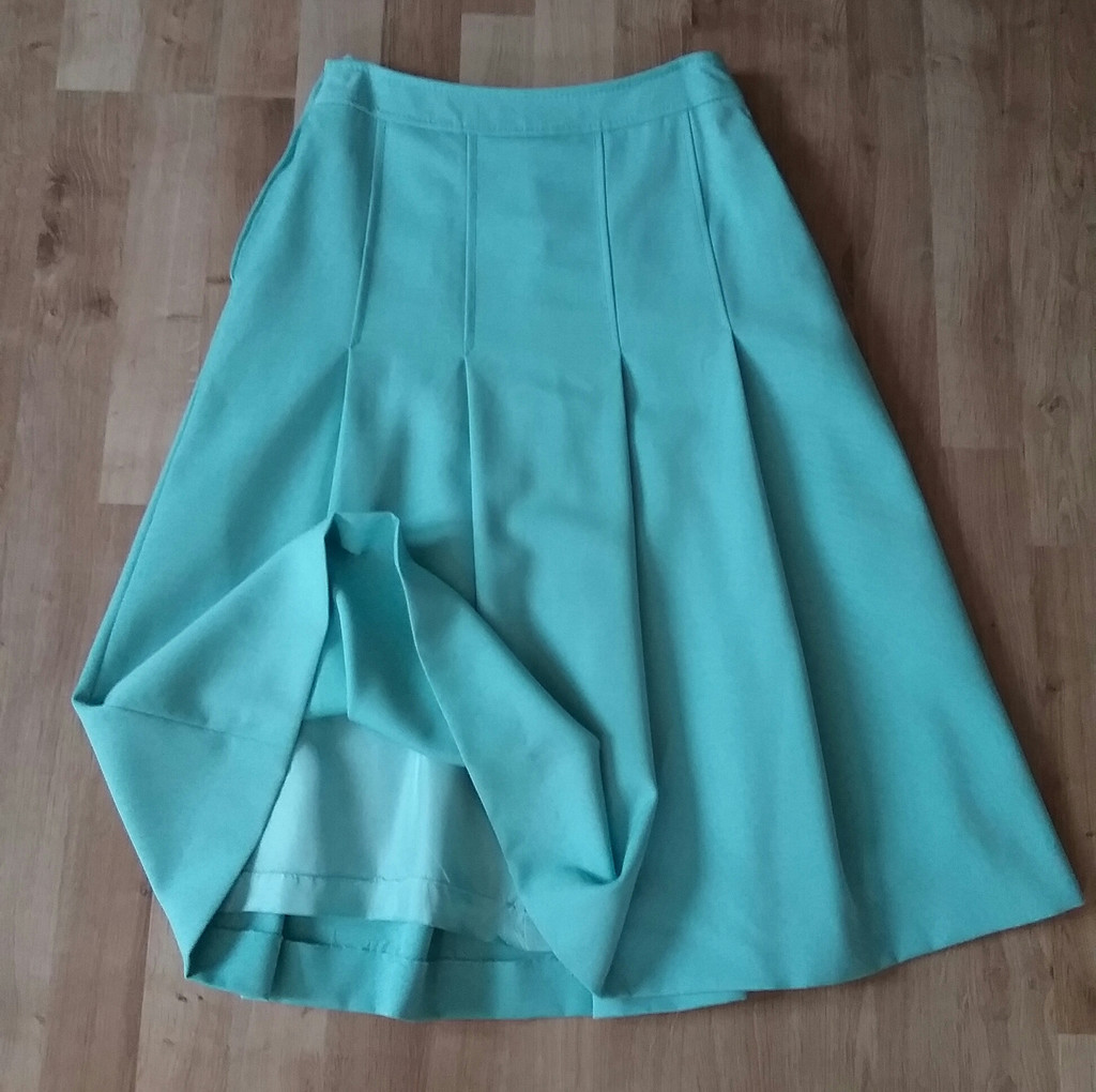 Retro längre ljusblå veckad kjol med fint spänne i mocka 80-tal