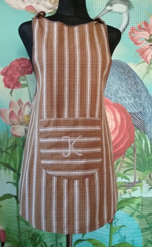 Vintage retro förkläde brun-vitrutigt ficka med broderat K fram