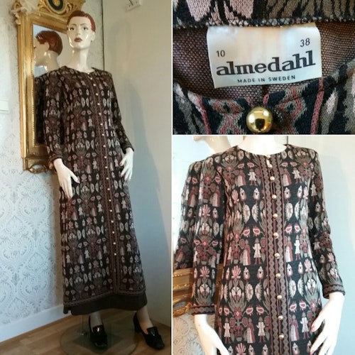 Vintage brun-mönstrad lång klänning eller kofta guldknappar Almedahls 60- 70-tal