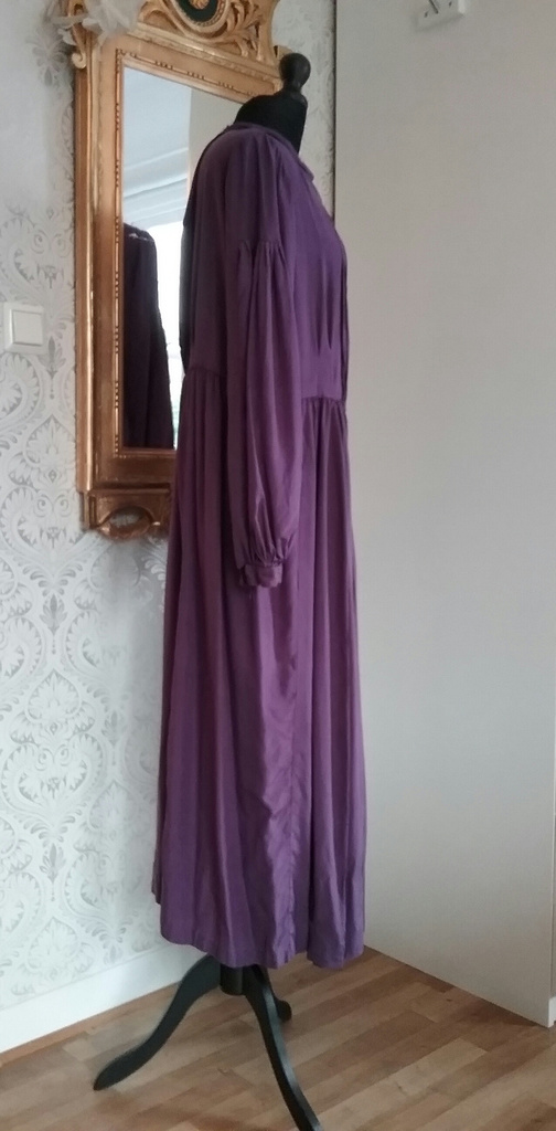 Vintage lila sidenklänning med många veck och detaljer 20-tal till 40-tal