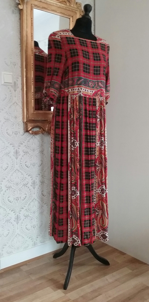 Retro rödrutig vidare klänning Anna Modeller Titti Wrangel 70-tal