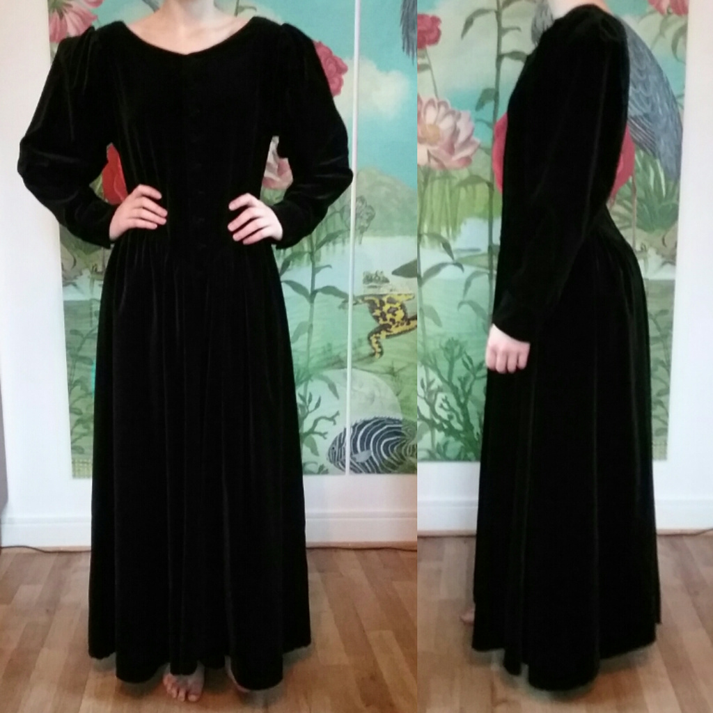 svart sammetsklänning breda axlar knappar fram vid kjol Newhouse 80-tal