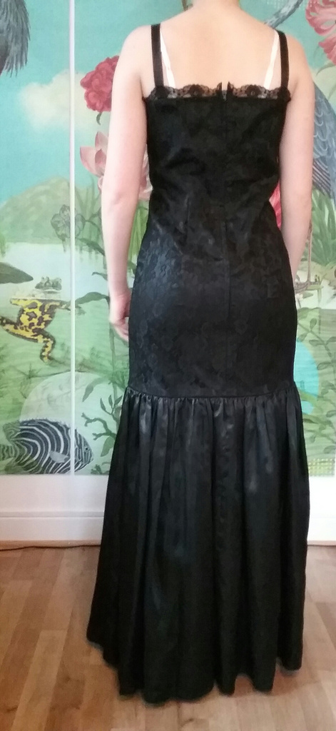 Svart långklänning spetsklänning mermaid-stil med ballongkjol 80-tal