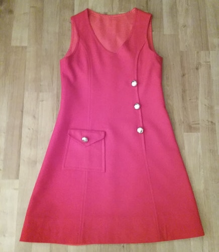 Vintage röd klänning i ull med stora guldknappar 60-tal