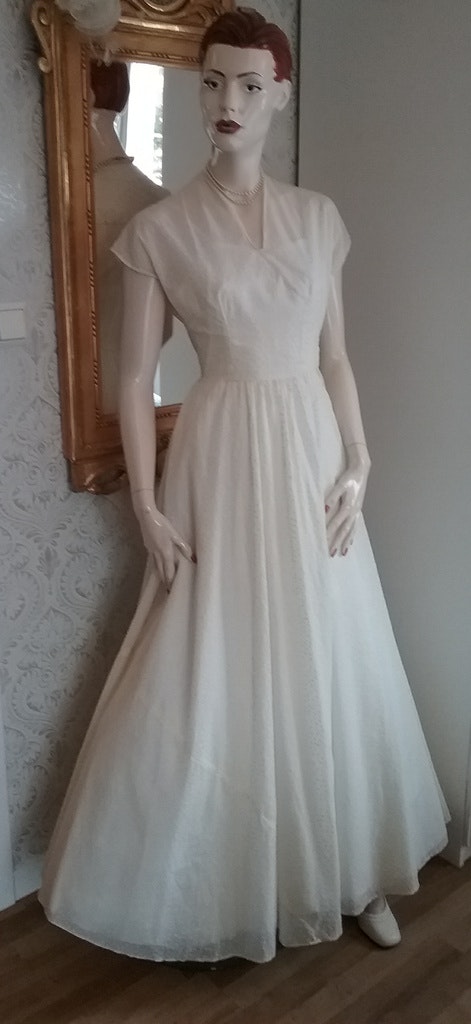 Vintage brudklänning eller balklänning tunn stjärnor vid kjol gulvit 40-tal  - Vintage Corner Österlen