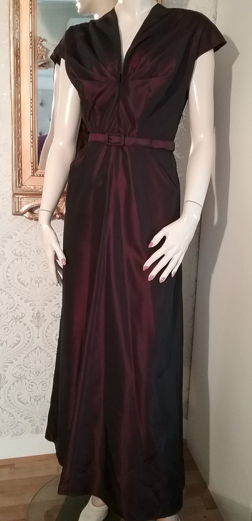 Vintage vinröd balklänning festklänning fint decolletage vid kjol 50-tal -  Vintage Corner Österlen
