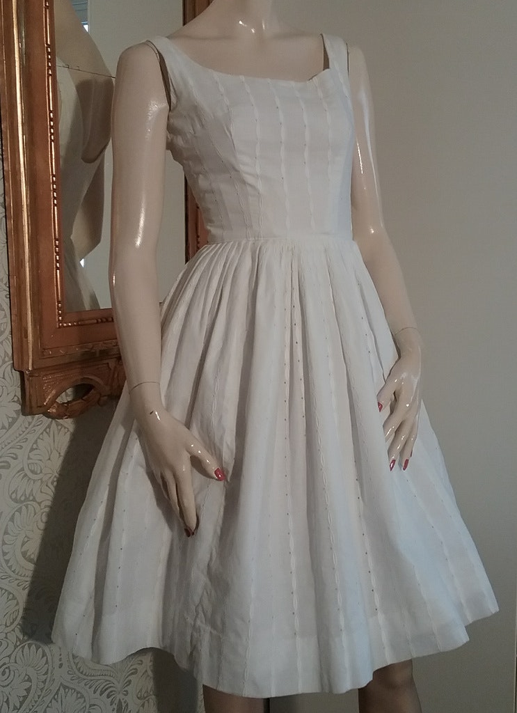 Vintage retro klänning i vitt brodyrtyg med vecka vid kjol 50-tal 60-tal -  Vintage Corner Österlen