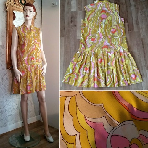 Vintage retro gul, orange och rosamönstrad sommarklänning veckad kjol 60-tal