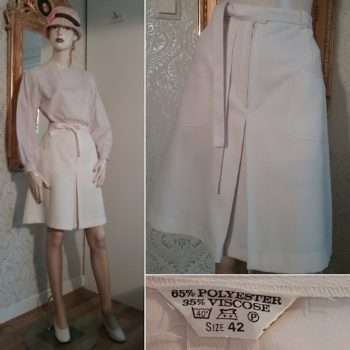 Vintage retro kort-kort vit (rosa-vit) kjol med skärp fickor fram och veck