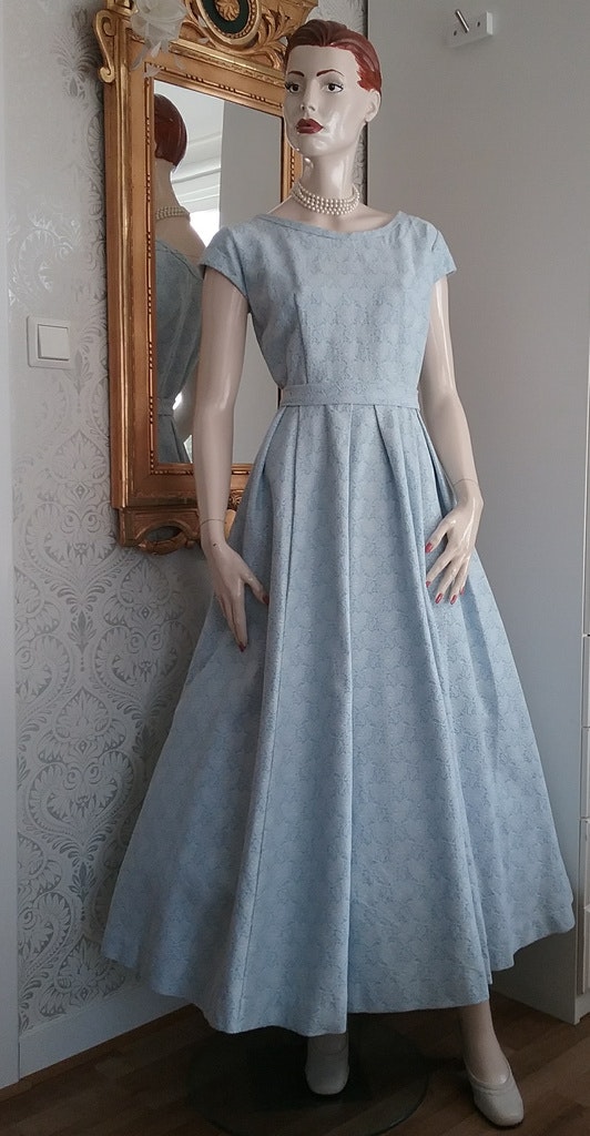 Vintage ljusblå balklänning vitt blom-mönster veckad vid kjol 50-tal -  Vintage Corner Österlen
