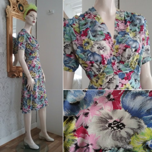 Vintage pastell-blommig klänning bomulls-viscose rynk över bysten 40-tal
