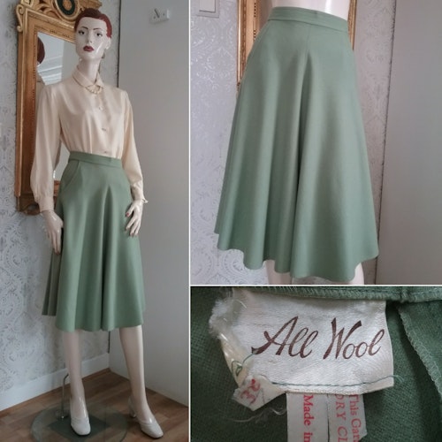 Vintage retro grön klockad kjol i tunn ull med fickor 50-tal