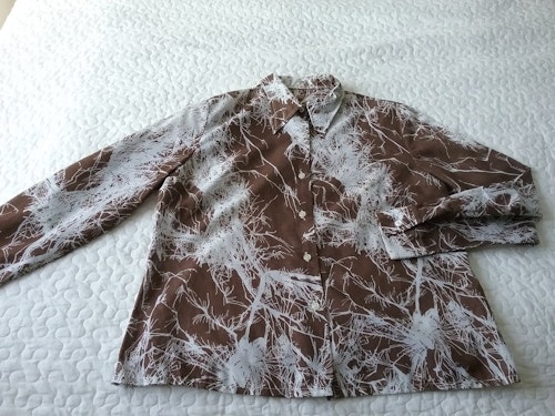 Vintage retro brun- och vit-mönstrad skjorta tunnare material spetsig krage