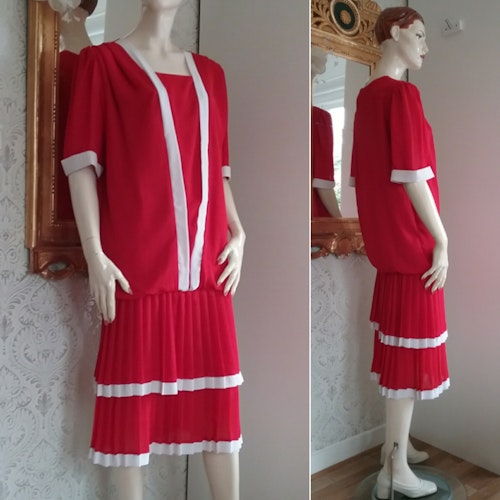 Retro röd-vit klänning lite 20-tals-stil syntet lågt skuren 80-tal