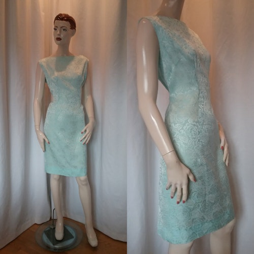 Vintage retro ljusblå fodralklänning glänsande ljusblått brodkadtyg 60-tal