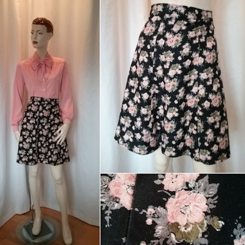 Vintage retro kort klockad kjol svart med rosa rosor 60-tal 70-tal