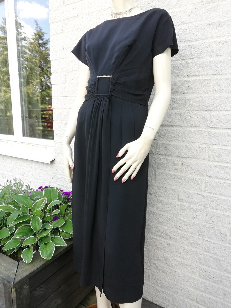 Vintage retro svart klänning cocktailklänning elegant spänne släp fram 50- tal - Vintage Corner Österlen