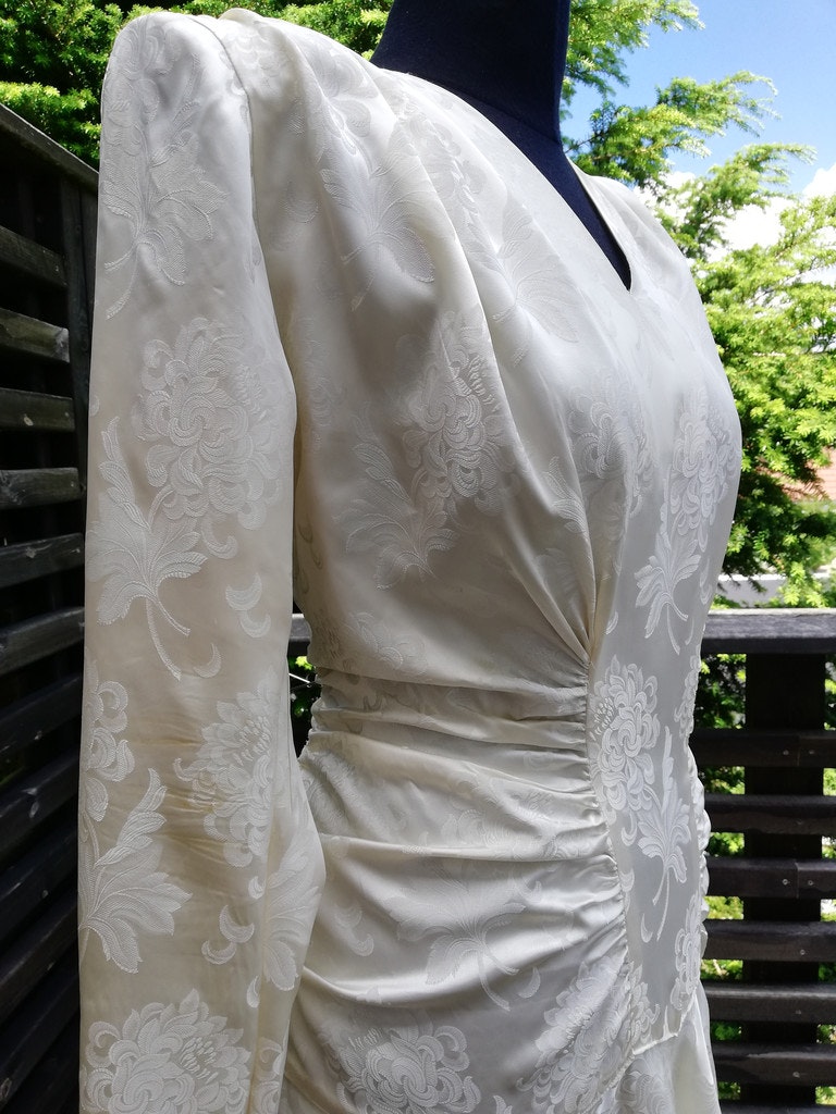 Vintage brudklänning siden-satin blom-mönster och långt släp USA 40-tal -  Vintage Corner Österlen