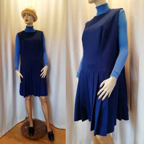 Vintage retro västklänning ärmlös blå crimplene veckad kjol 70-tal