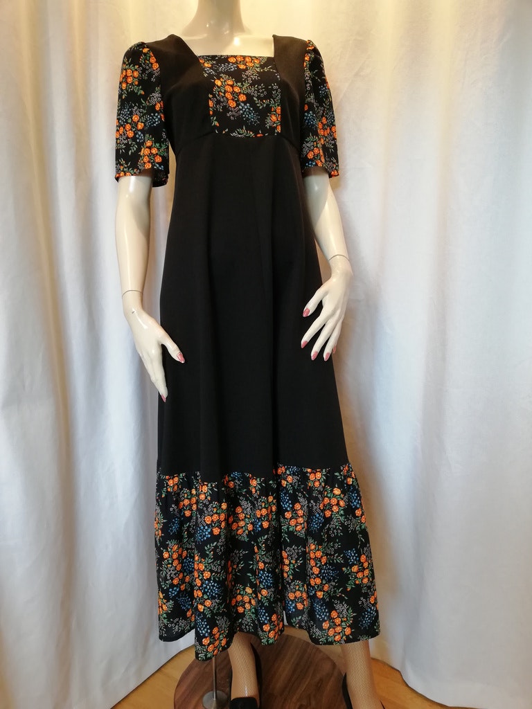 Vintage retro klänning långklänning svart och orangeblommig vid kjol 70-tal  - Vintage Corner Österlen