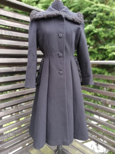 Vintage vinter-kappa princesskappa med pälskant smal midja vid kjol 40-tal
