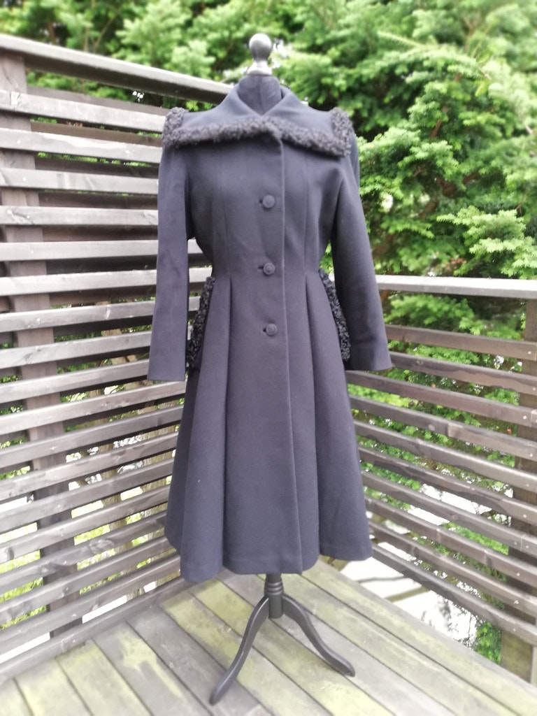 Vintage vinter-kappa princesskappa med pälskant smal midja vid kjol 40-tal  - Vintage Corner Österlen