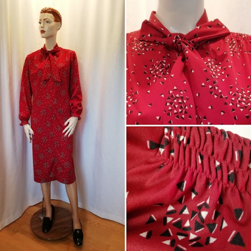 Retro syntetklänning med knyt i halsen mörkröd med mönster 70-tal