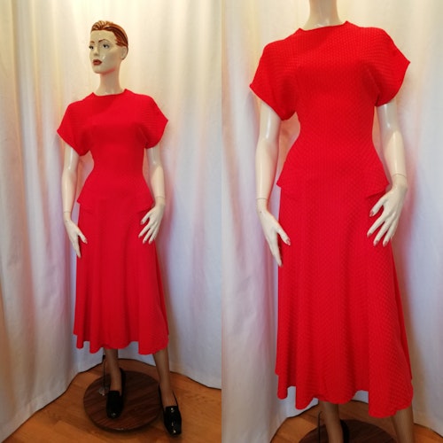 Vintage retro röd klänning i 40-tals-stil markerad midja vid kjol