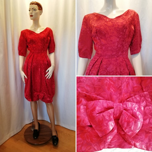 Vintage retro röd brokad-klänning med tulpan-kjol vid ringning 60-tal