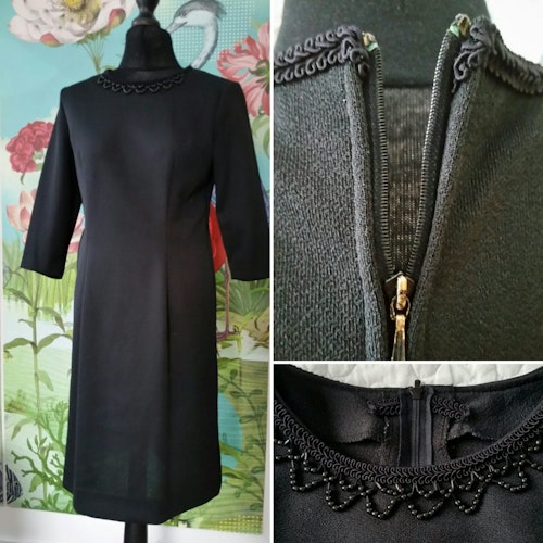 Retro svart klänning figursydd med pärlband runt halsen 70-tal