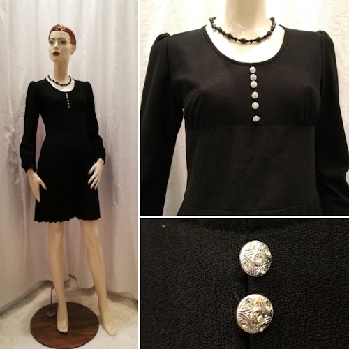Vintage retro syntetklänning svart plisserad kjol markerad midja fina knappar