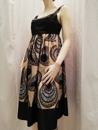 Festklänning Sara Kelly by Ellos vid kjol svart och brun mönstrad