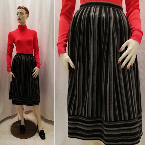 Vintage retro svart och grå-randig rynkad kjol med volang nertill ull/polyester