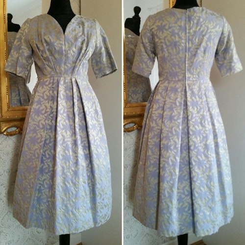Retro vintage klänning 5060-tal silverfärgat brokadtyg med lavendellila blommor