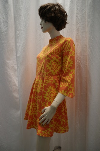 Vintage retro färgstark bomullsklänning kortkort orange gul klockad kjol 60-tal