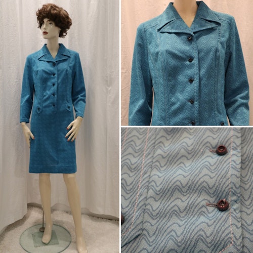 Vintage retro turkosblå klänning med kornblått mönster dekorationsknappar 70-tal