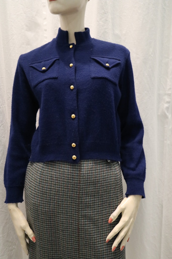 Vintage retro midjekort kofta tröja blå stickad akryl med guldknappar  60-tal - Vintage Corner Österlen