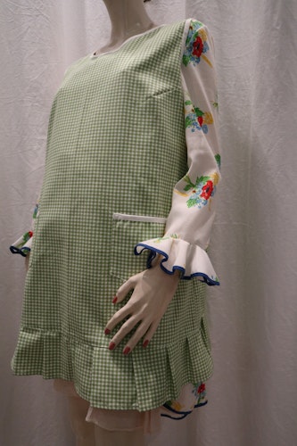 Vintage retro förkläde i grön-vit-rutigt volang och fickor knäpps bak